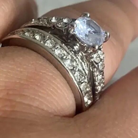 Beautiful Round Cut Women's Engagement Wedding Ring Set - Picture 5 of 6